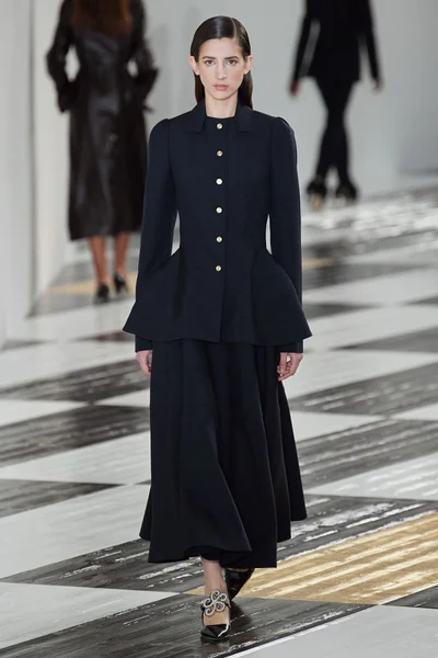 Look 16